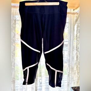 Nola Black and White Women's Capris